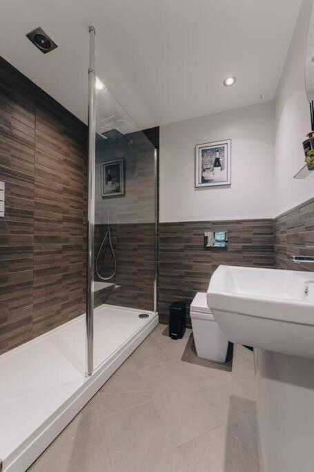 Penthouse Noir - Wyndale Living - Central Bham 2Br Бирмингам Екстериор снимка